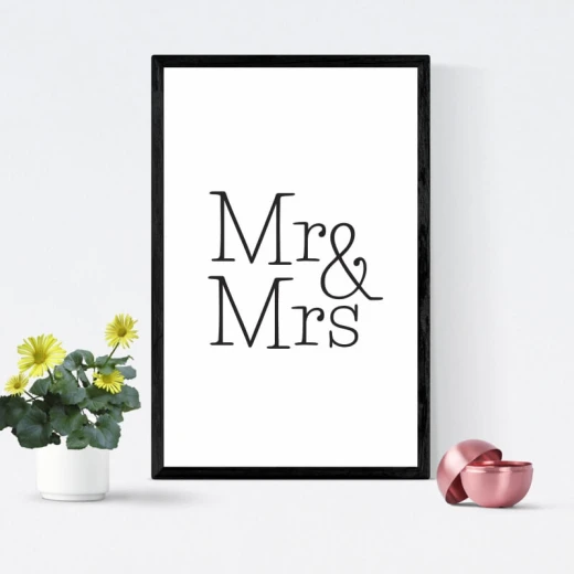 Plakat typograficzny z czarnym napisem Mr & Mrs na białym tle, oprawiony w prostą, czarną ramę