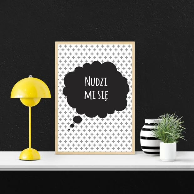 Plakat typograficzny w jasnej ramie z napisem Nudzi mi się w czarnej chmurce myślowej na wzorzystym tle