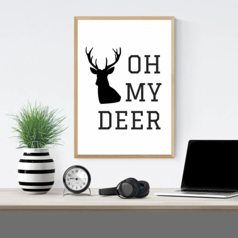 Plakat Oh my deer 007 - Wzór graficzny. Czarny jeleń z dużymi rogami obok napisu w dużych literach
