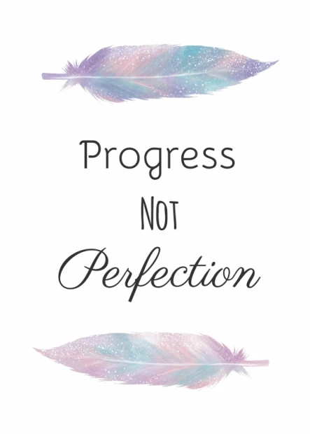 Plakat na białym tle z motywacyjnym hasłem Progress not perfection oraz grafiką pastelowych piór