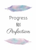 Plakat Progress not perfection 040 - Wzór graficzny. Dwie pióra w pastelowych kolorach otaczają napis