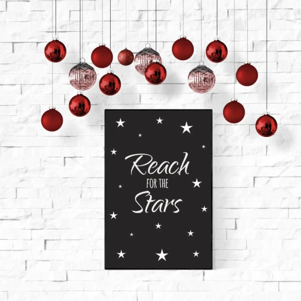 Czarny plakat typograficzny z białym napisem Reach for the stars i motywem gwiazdek we wnętrzu