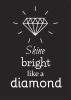 Plakat Shine bright like a diamond 002 - Wzór graficzny. Na czarnym tle znajduje się diament oraz tekst w różnych stylach