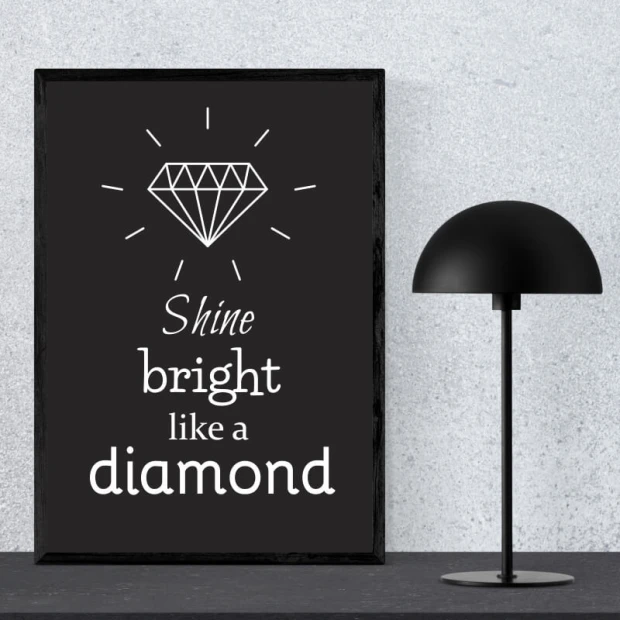 Plakat Shine bright like a diamond 002 - Aranżacja w pokoju. Ściana w jasnym kolorze, czarna lampa obok plakatu