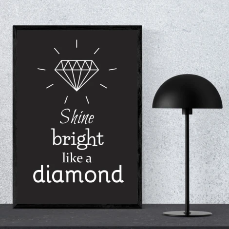 Plakat Shine bright like a diamond 002 - Aranżacja w pokoju. Ściana w jasnym kolorze, czarna lampa obok plakatu