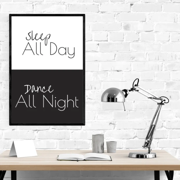 Plakat typograficzny z angielskim napisem Sleep All Day Dance All Night w czarnej ramie we wnętrzu