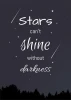 Plakat Stars Cant shine without darkness 031 - Wzór graficzny. Na ciemnym tle widoczne są białe litery oraz gwiazdy