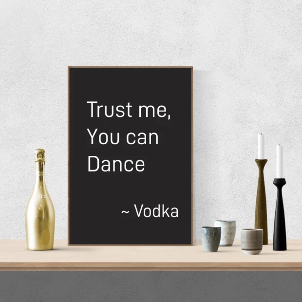 Plakat Trust me you can dance 008 - Aranżacja w salonie. Ściana w jasnym kolorze, stół z butelką i świecznikami