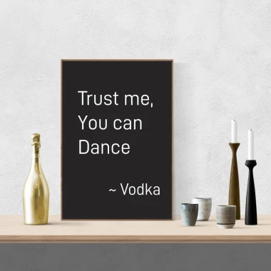 Plakat Trust me you can dance 008 - Aranżacja w salonie. Ściana w jasnym kolorze, stół z butelką i świecznikami