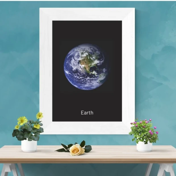 Plakat z nadrukiem planety Ziemia i napisem Earth, zaprezentowany w białej ramie we wnętrzu