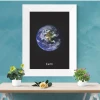 Plakat Earth 063 - Aranżacja w salonie. Ściany w odcieniach niebieskiego, minimalistyczne meble