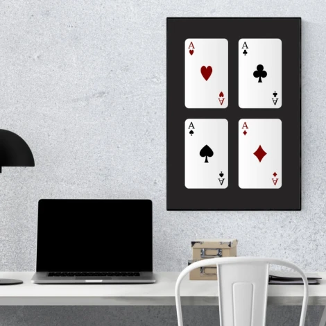Plakat karty 080 - Aranżacja w biurze. Szare ściany, minimalistyczne meble, czarna lampa i laptop