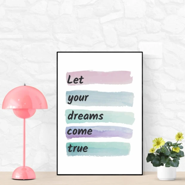 Plakat w czarnej ramie z angielskim napisem Let your dreams come true na tle pastelowych pociągnięć pędzlem