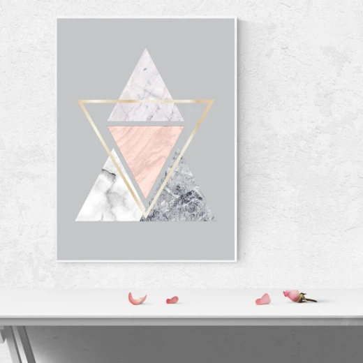Plakat z nadrukiem geometrycznej kompozycji z marmurowych trójkątów w białej ramie zaprezentowany we wnętrzu