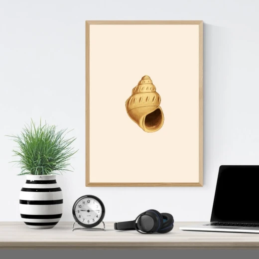 Plakat w stylu retro z nadrukiem beżowej muszli morskiej, oprawiony w jasną, drewnianą ramę we wnętrzu