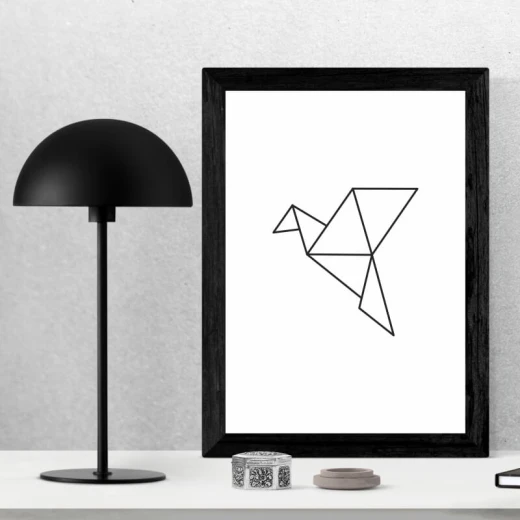 Plakat z geometrycznym nadrukiem ptaka origami w czarnej ramie zaprezentowany we wnętrzu