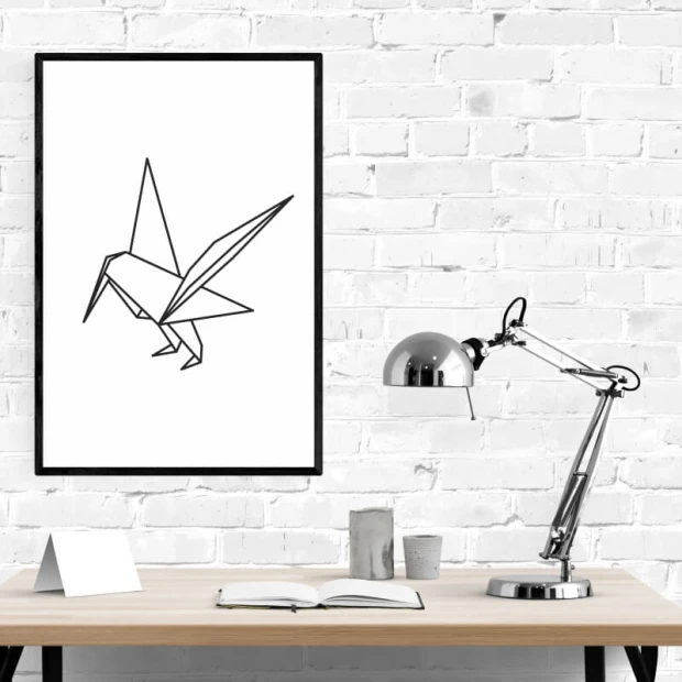 Plakat w czarnej ramie z minimalistycznym, geometrycznym nadrukiem ptaszka origami na białym tle