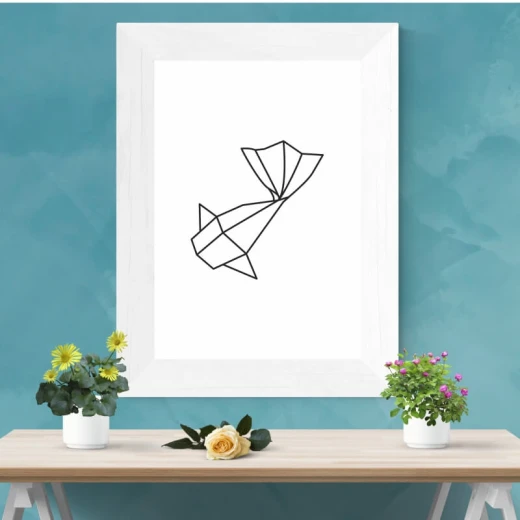 Plakat z geometrycznym nadrukiem ryby w białej ramie zaprezentowany we wnętrzu
