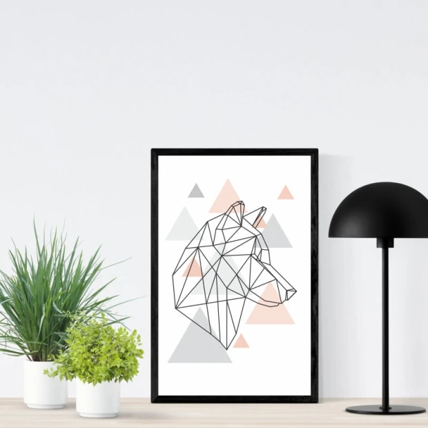 Plakat z geometrycznym nadrukiem głowy wilka w czarnej ramie zaprezentowany we wnętrzu