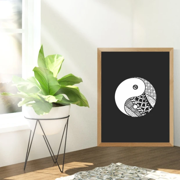 Plakat Yin Yang 057 - Aranżacja w pokoju. Ściany w jasnym kolorze, roślina w doniczce obok okna