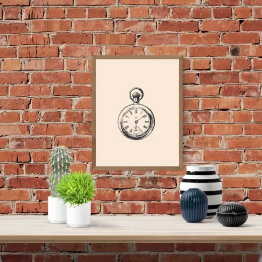 Plakat w drewnianej ramie z retro nadrukiem kieszonkowego zegarka na beżowym tle, zaprezentowany we wnętrzu
