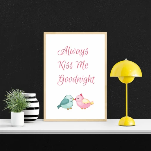 Plakat w jasnej ramie z angielskim napisem Always Kiss Me Goodnight oraz grafiką przedstawiającą dwa ptaszki
