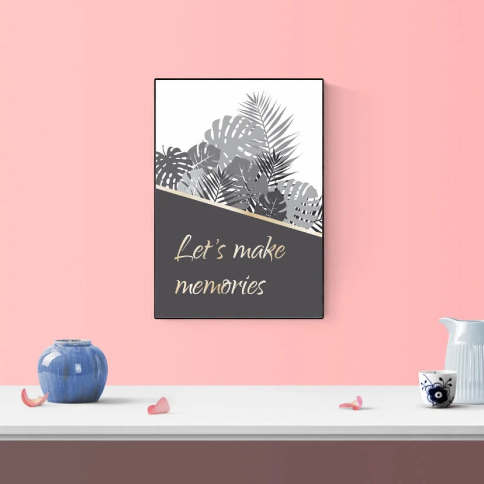 Plakat Lets make memories 122 - Aranżacja w salonie. Ściany w kolorze różowym, stół z niebieską ceramiką