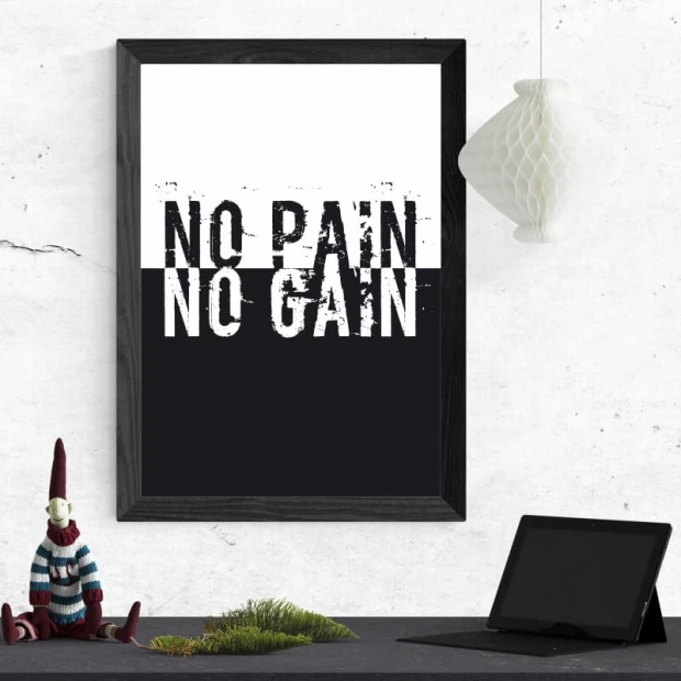 Plakat z motywującym napisem No pain no gain w czarnej ramie zaprezentowany we wnętrzu