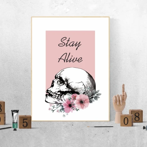 Plakat Stay alive 120 - Wzór graficzny. Czaszka z kwiatami na różowym tle, napis Stay Alive u góry
