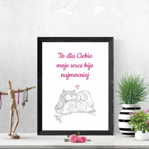 Plakat To dla Ciebie 141 - Wzór graficzny. Dwie sowy na gałęzi z napisem w różowym kolorze