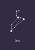 Plakat Znak zodiaku lew 106 - Wzór graficzny. Białe gwiazdy połączone liniami na ciemnofioletowym tle. Napis Lew na dole