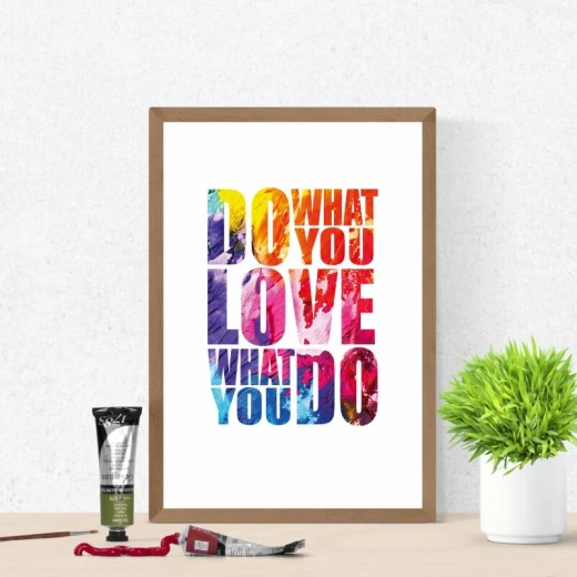Plakat z motywacyjnym napisem Do what you love w brązowej ramie zaprezentowany we wnętrzu