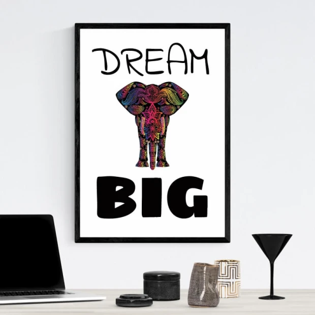 Plakat motywacyjny w czarnej ramie z napisem Dream big oraz kolorową grafiką przedstawiającą słonia