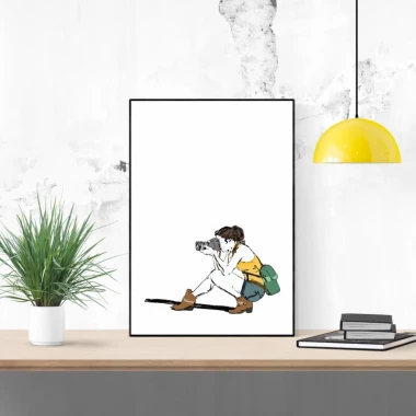 Plakat fotograf 188 - Wzór graficzny. Postać siedząca z aparatem, na białym tle, z zielonym plecakiem i żółtą lampą