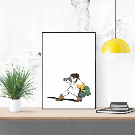 Plakat fotograf 188 - Wzór graficzny. Postać siedząca z aparatem, na białym tle, z zielonym plecakiem i żółtą lampą