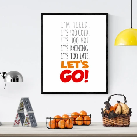 Plakat Im tired lets go 144 - Aranżacja w kuchni. Ściany w jasnych kolorach, nowoczesne meble i akcesoria
