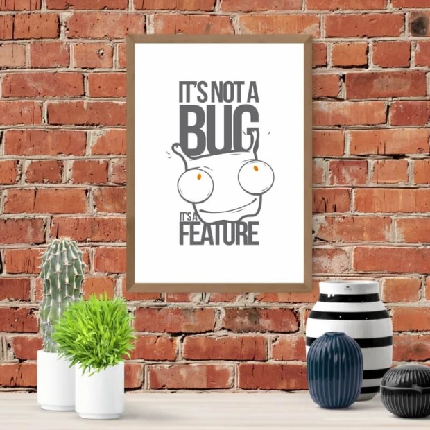 Plakat Its not a bug 156 - Aranżacja w pokoju. Ceglana ściana w odcieniach brązu z roślinami i dekoracjami