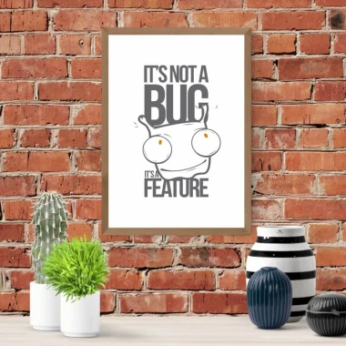 Plakat Its not a bug 156 - Aranżacja w pokoju. Ceglana ściana w odcieniach brązu z roślinami i dekoracjami