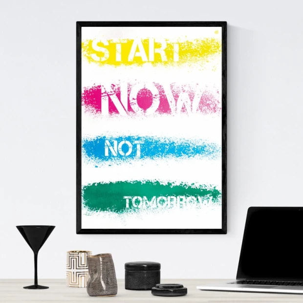 Plakat Start now not tomorrow 147 - Aranżacja w biurze. Ściany są jasne, a meble w ciemnych kolorach