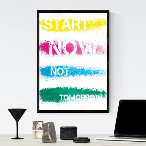 Plakat Start now not tomorrow 147 - Aranżacja w biurze. Ściany są jasne, a meble w ciemnych kolorach