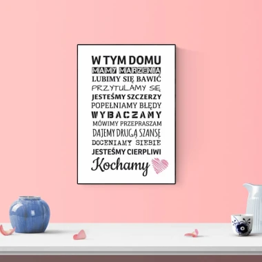 Plakat W tym domu 157 - Wzór graficzny. Tekst w różnych czcionkach i kolorach na różowym tle
