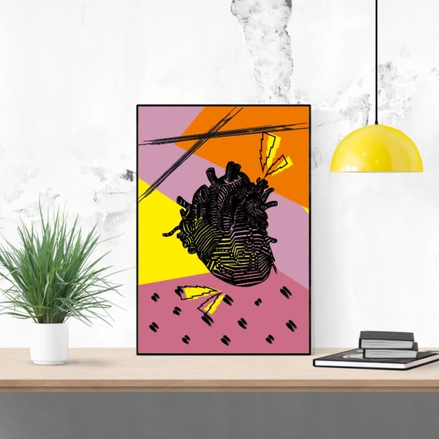 Plakat w czarnej ramie z nadrukiem przedstawiającym abstrakcyjne, anatomiczne serce na kolorowym tle