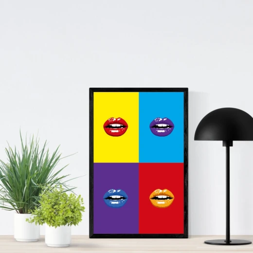 Plakat w czarnej ramie z kolorowym nadrukiem czterech par ust w stylu pop-art zaprezentowany we wnętrzu