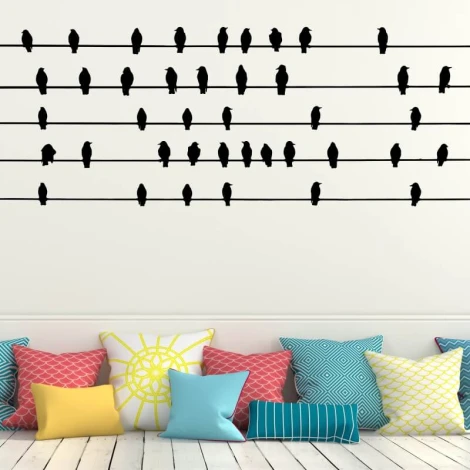 Szablon na ścianę ptaki 2484 - Aranżacja w salonie. Ściany w jasnym kolorze, poduszki w różnych wzorach i kolorach