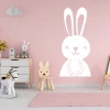 Naklejka na ścianę dla dzieci zajączek 2491 - Aranżacja w pokoju dziecięcym. Ściany w kolorze różowym, meble w jasnych