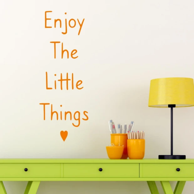 Naklejka na ścianę Enjoy the little things 2499 - Aranżacja w pokoju. Ściana w jasnym kolorze, zielony stół i żółta lampa