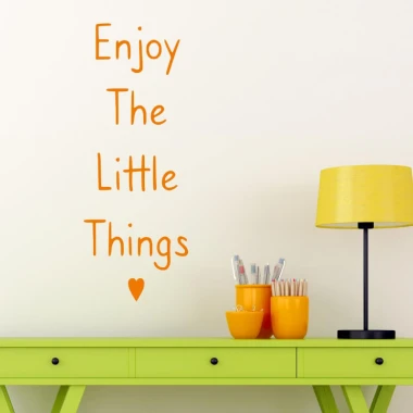 Naklejka na ścianę Enjoy the little things 2499 - Aranżacja w pokoju. Ściana w jasnym kolorze, zielony stół i żółta lampa