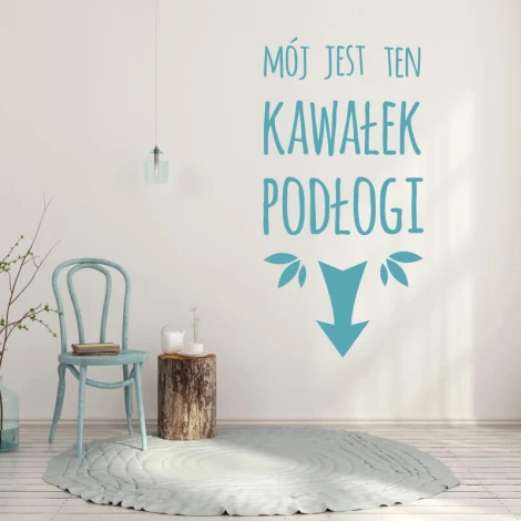 Naklejka na ścianę Mój jes ten kawałek podłogi 2498 - Aranżacja w pokoju. Ściany są jasne, a meble w odcieniach niebieskiego