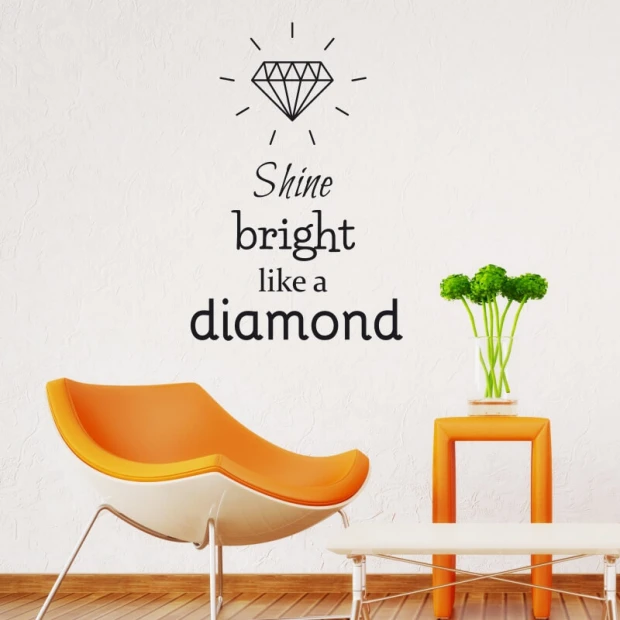 Naklejka ścienna shine bright like a diamond 2496 - Aranżacja w salonie. Ściany w jasnym kolorze, pomarańczowe krzesło