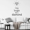 Szablon do malowania shine bright like a diamond 2496 - Aranżacja w salonie. Jasne ściany, sofa z poduszkami w geometryczne